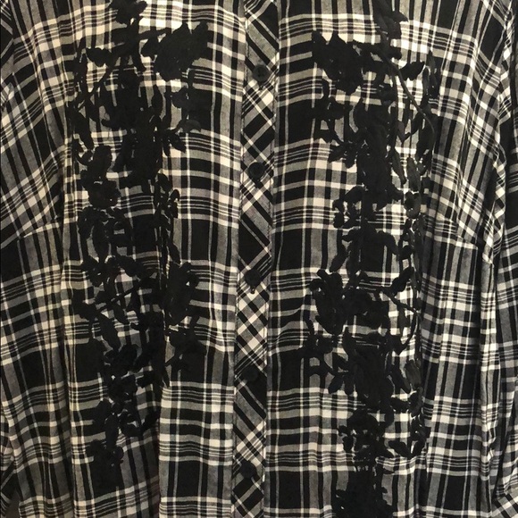 Woman’s plaid button down top - Picture 2 of 3